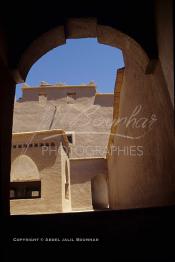 Image du Maroc Professionnelle de  La Kasbah de Taourirt fut édifiée au 17ème siècle par la tribu des Glaoui, située sur une colline au centre urbain de la ville d'Ouarzazate, cette remarquable ancienne bâtisse en pisé parfaitement conservée est l'une des plus belles constructions architecturales de la ville. La Kasbah qui ressemble à un grand château de sable incrusté dans le désert, fait partie du circuit touristique, elle a été classé Patrimoine Mondiale de l’Unesco. Ce véritable joyau de Ouarzazate permet au visiteur de découvrir l’intérieur d’une ksar où résident souvent la population berbères du sud du Maroc. Photo datant du Samedi 23 Août 1997. (Photo / Abdeljalil Bounhar)